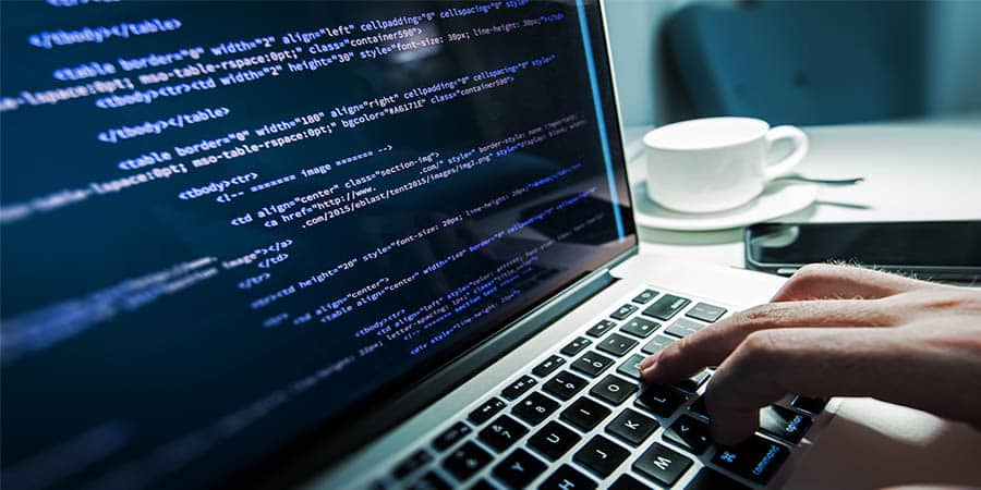 tela com códigos de programação