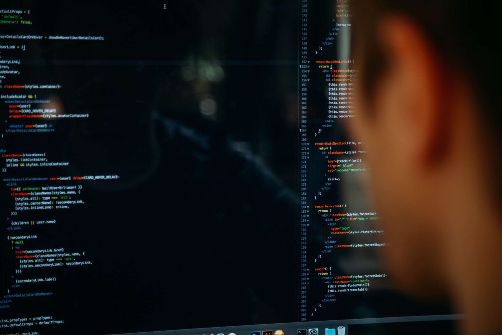 homem criando códigos de programaç
