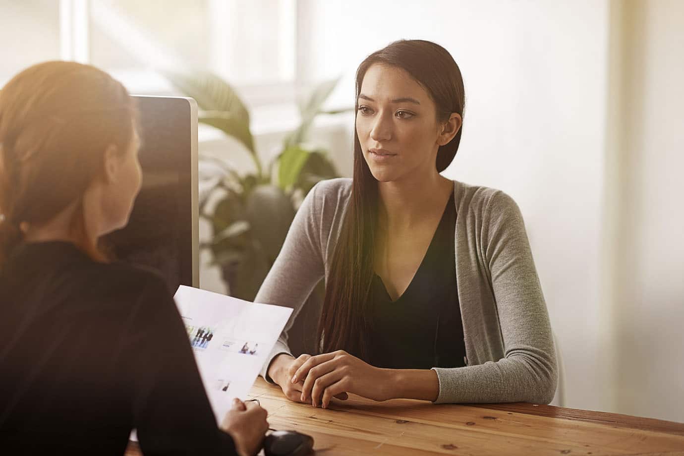 recrutadora entrevistando candidata