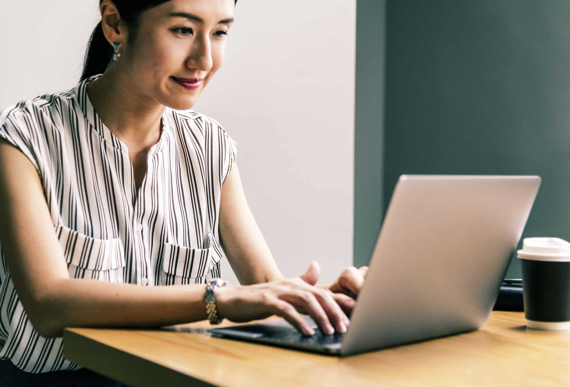 mulher oriental usando computador