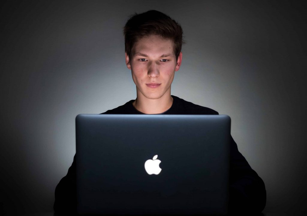 programador usando um imac