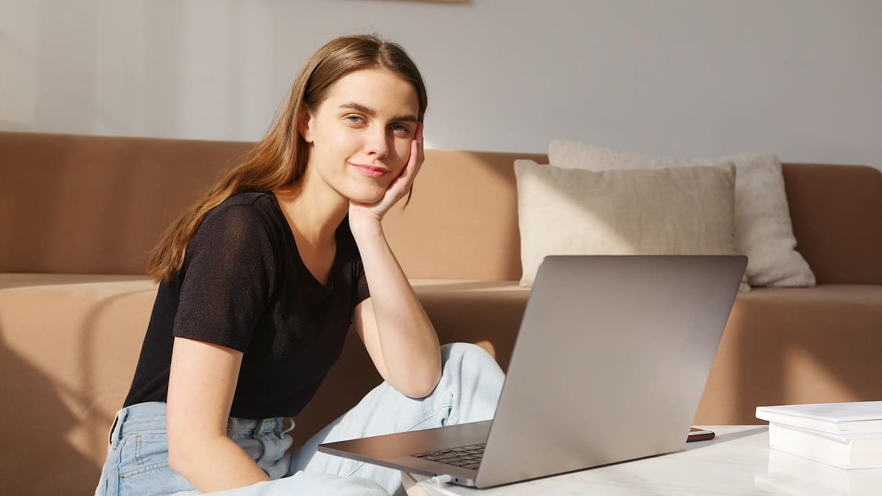 profissional de rh em busca de candidatos em uma plataforma de recrutamento tech