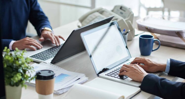 Trabalhando em plataforma de recrutamento online