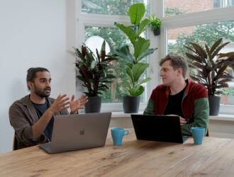 duas pessoas a discutir resultados de performance